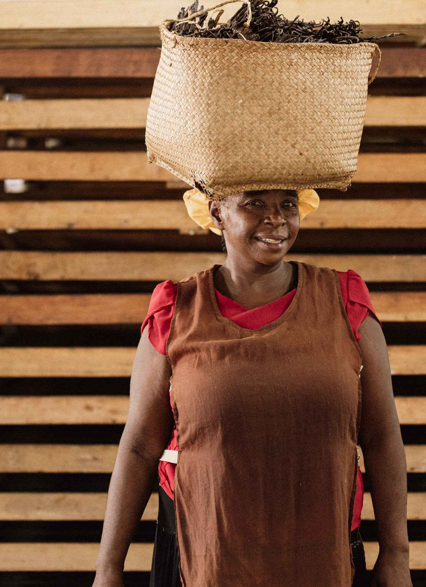 Femme avec un panier sur la tête
