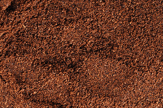 Poudre brune, texture granuleuse.