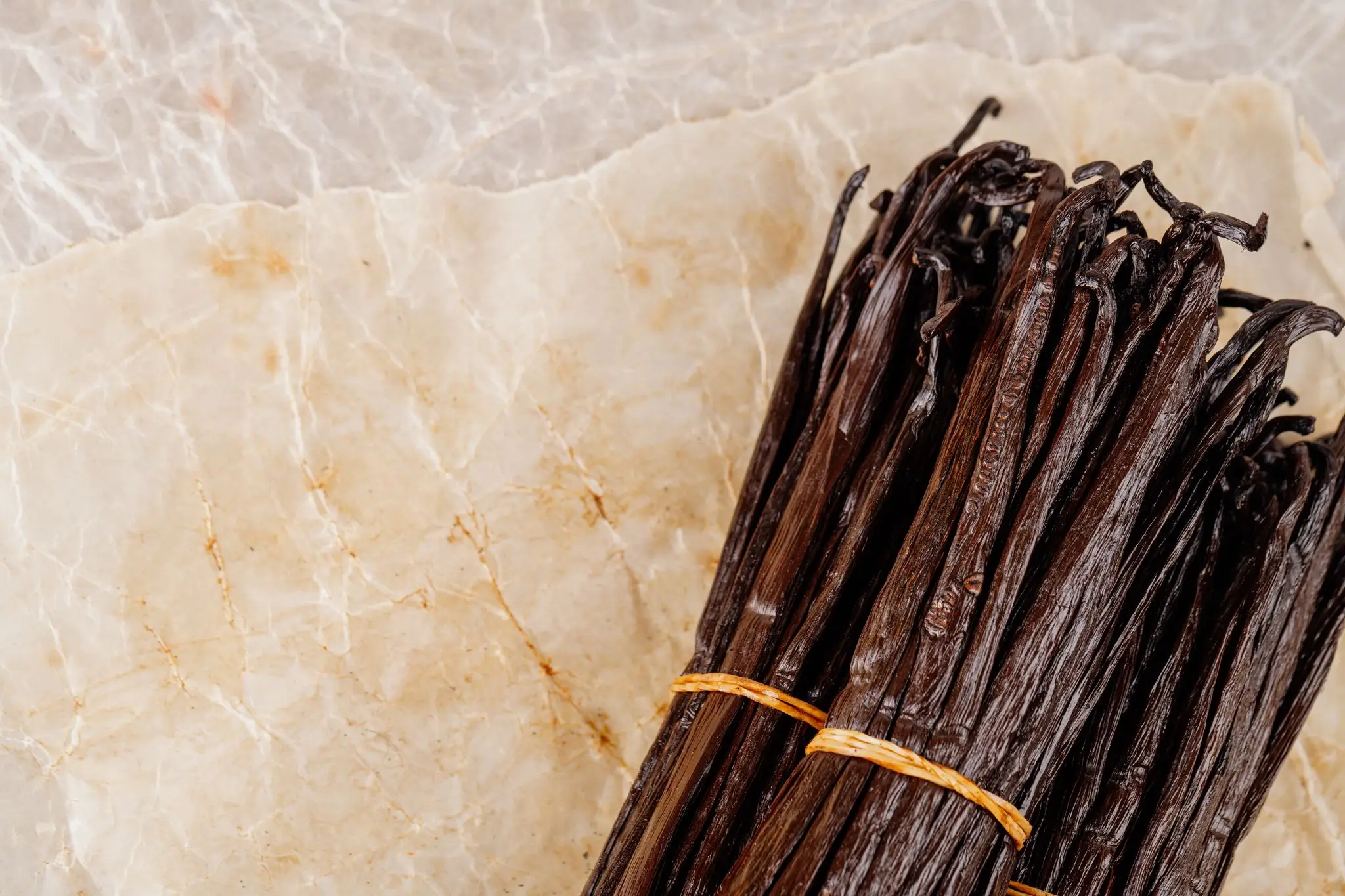 Gousses de vanille sur marbre