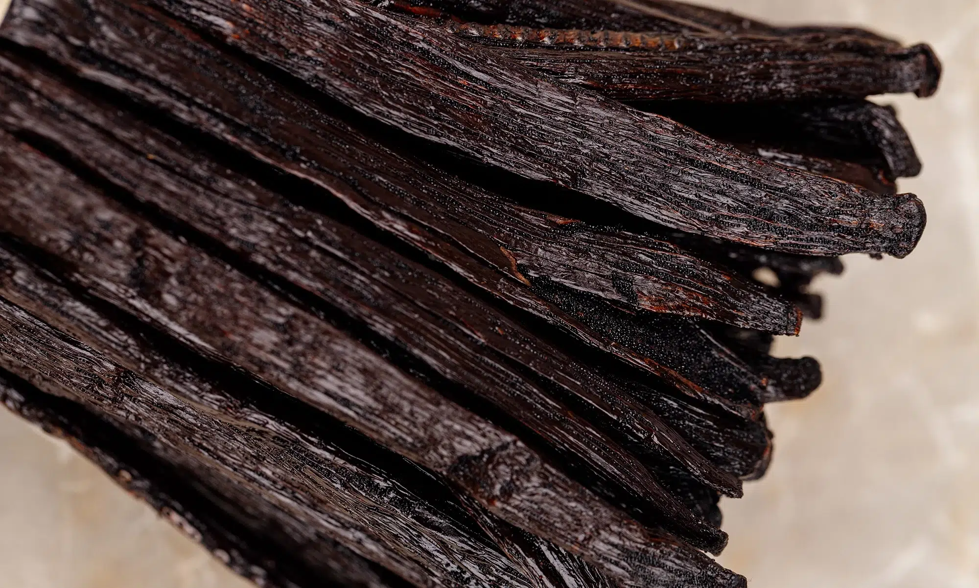 Gousses de vanille noires et sèches