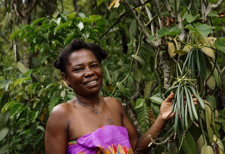 Femme souriante dans la nature.