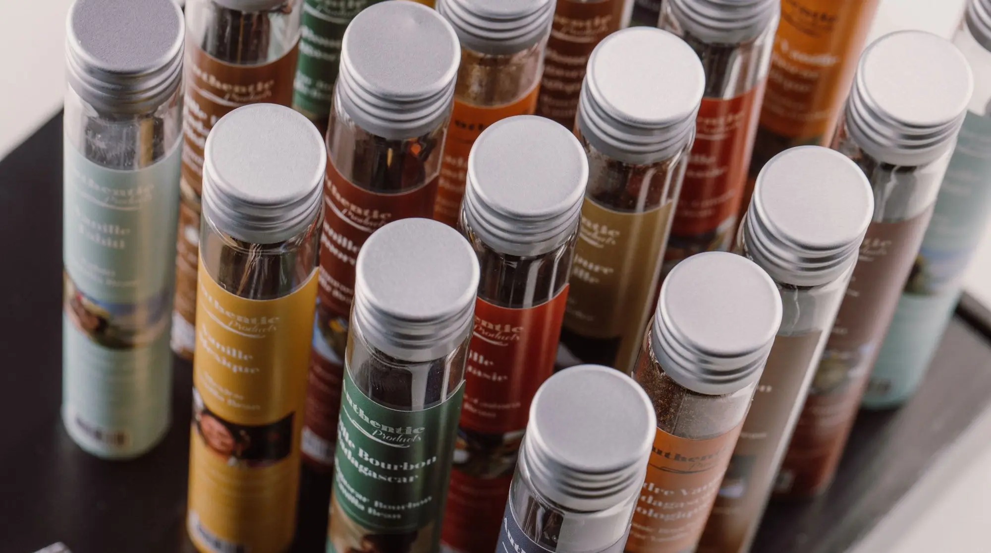 Bouteilles d'épices colorées en verre